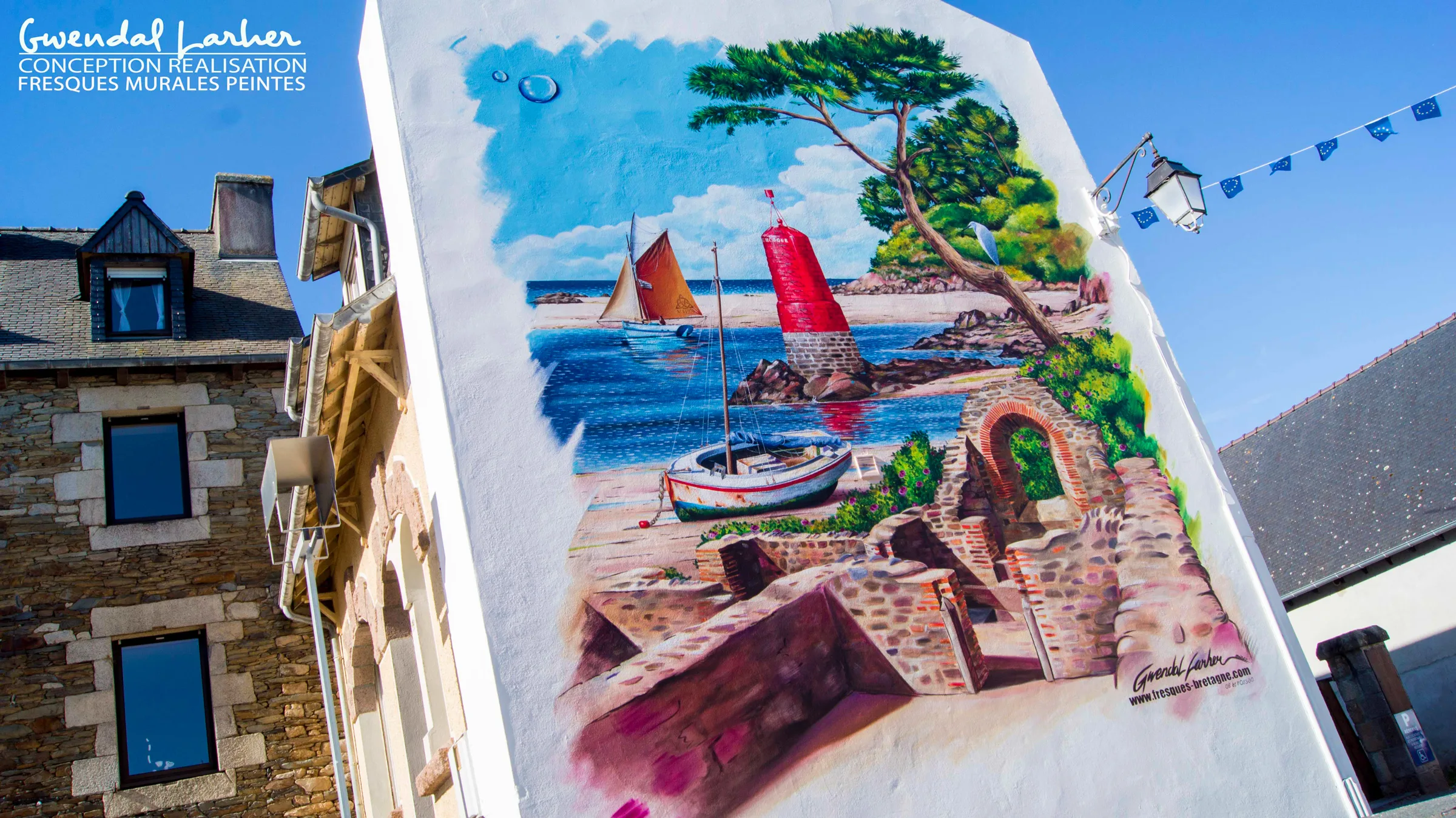 Peinture murale maritime en Bretagne, paysage de bord de mer et voiliers peint sur une façade